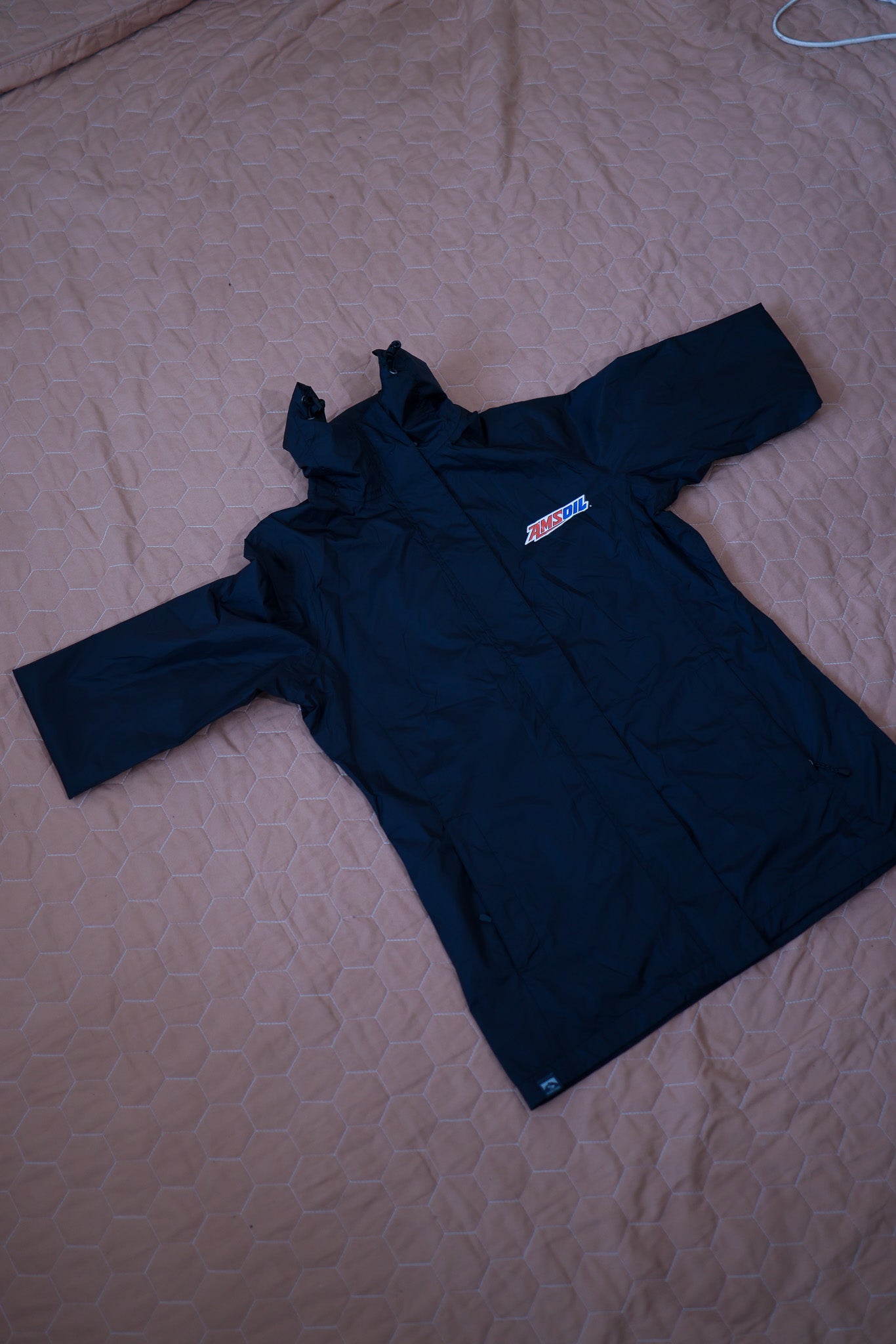 AMSOIL Lightweight hooded windbreaker/rain jacket